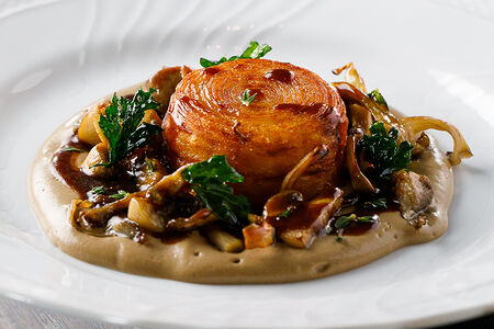 Картофельный гратен с грибами и овощным жу