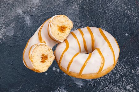 Донат с карамельной начинкой