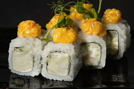 Ролл с креветками васаби