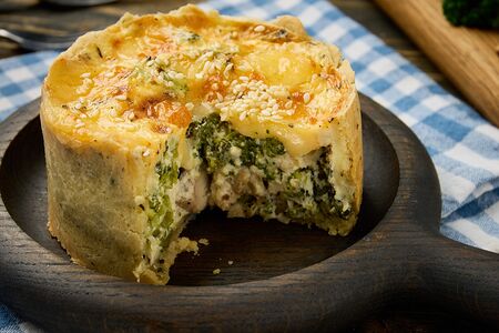 Пирог на песочном тесте с курицей и брокколи