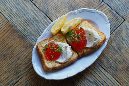 Тосты с красной икрой