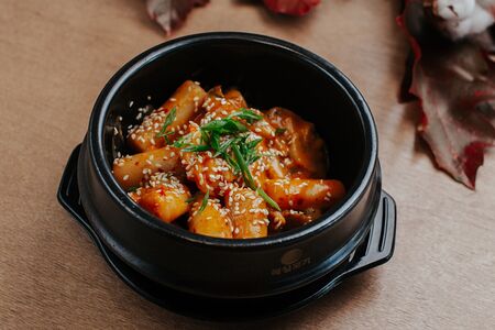 Токпокки в соусе том ям