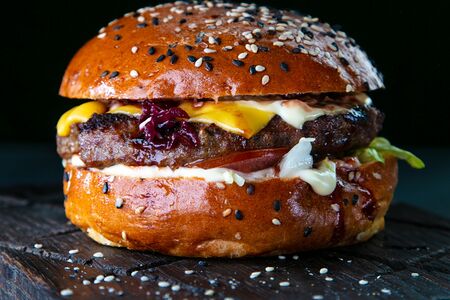 Жар-бургер с брусничный соусом