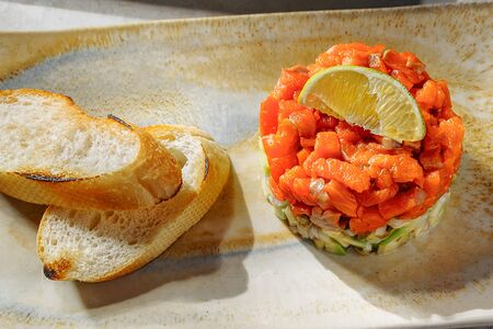 Тартар из лосося с авокадо