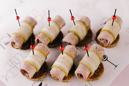 Канапе из ростбифа с красным луком