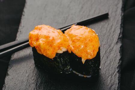 Запеченный гункан с креветкой 