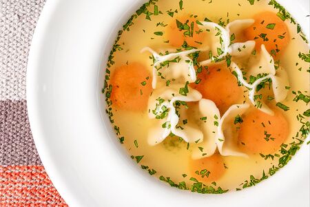 Куриный бульон с мини-хинкали