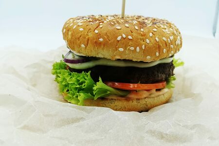 Большой бургер с говяжьим бифштексом