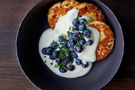 Сырники с теплым соусом и голубикой