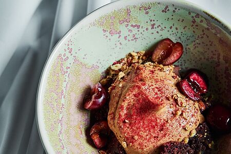 Шоколадный сметанник с ягодой