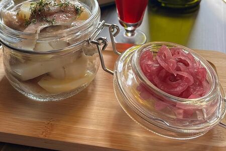 Селедка с отварным картофелем и красным луком