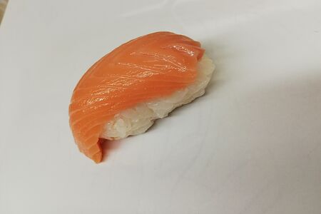 Суши лосось