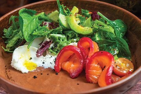 Салат с лососем и сливочным сыром