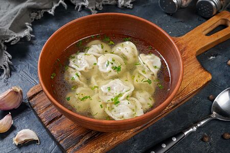 Пельмени в бульоне