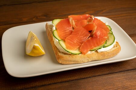 Брускетта с лососем и мягким сыром