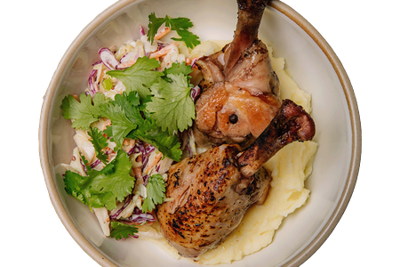 Куриные голени с картофельным пюре и коул слоу