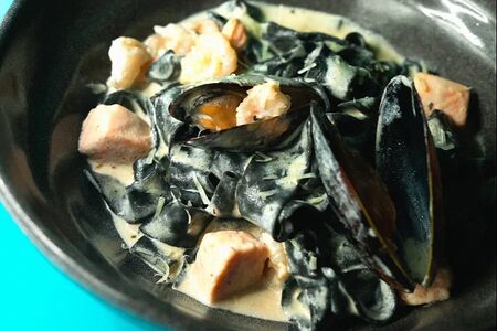 Паста с морепродуктами в сливочно-чесночном соусе