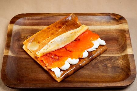 Блин Мурманский с семгой и творожным сыром