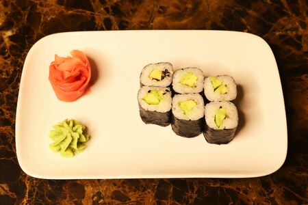 Ролл с авокадо