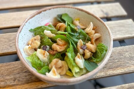 Салат с креветками и ягодками личи