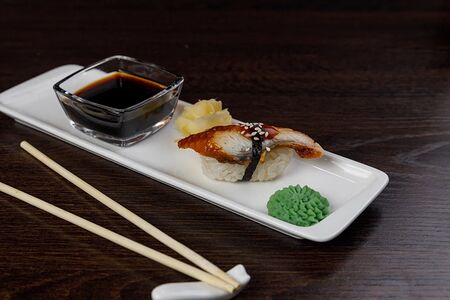 Суши с угрем