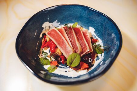 Тунец с овощами бальзамико