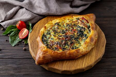 Хачапури по-аджарски с томатами и шпинатом