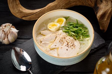 Куриный бульон с лапшой и перепелиным яйцом