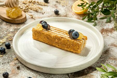 Медовый торт с голубикой и сотами меда