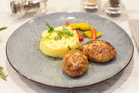 Пышные куриные котлеты с пюре