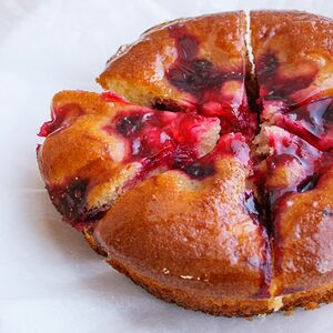 Пай с черной и красной смородиной