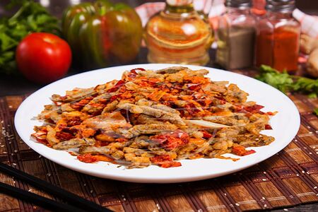 Говядина с сухим острым перцем и арахисом