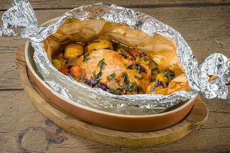 Стейк лосося с овощами