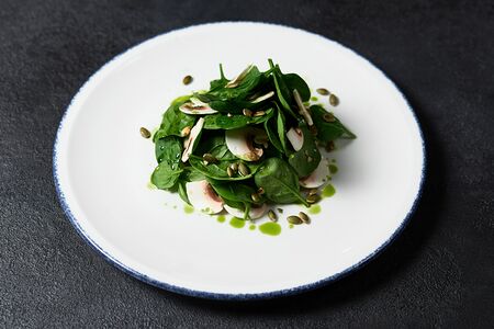 Салат со шпинатом и трюфельным маслом