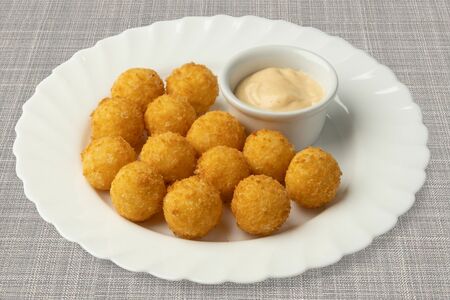 Сырные шарики, жаренные во фритюре