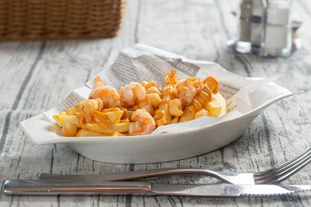 Картофель фри с креветками и соусом том ям