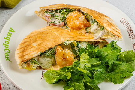 Пита с креветками в соусе чили и кунжуте, со свежими огурцами и кинзой