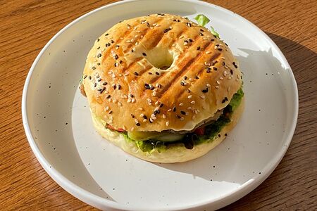 Бейгл с хумусом и вялеными томатами