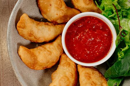 Мини-чебуреки с мясом, красный соус, микс салата