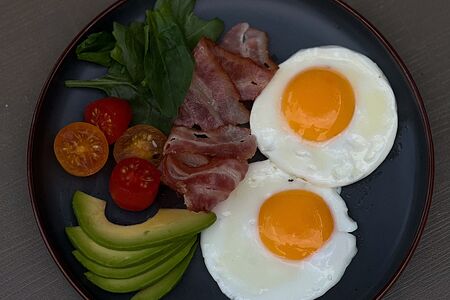 Кето-глазунья с беконом