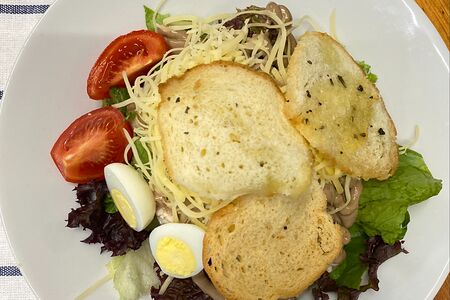 Цезарь с копченым кальмаром