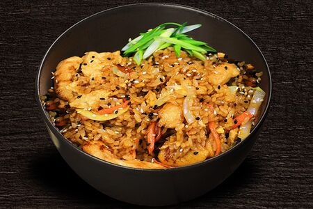 Жареный рис с курицей, яйцом и овощами