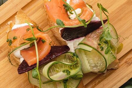 Брускетта с лососем слабой соли и маринованной свеклой