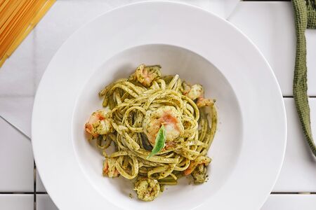 Лингвини с тигровой креветкой и соусом песто