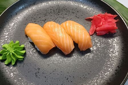 Суши с лососем