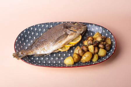 Дорадо с картофелем и грибами