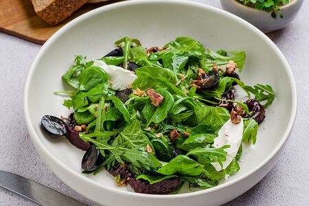 Вяленая свекла со сливочным сыром, листьями салата и орехом пекан