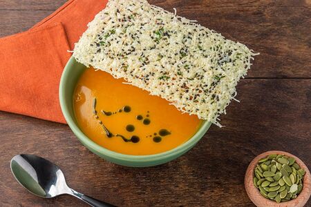 Тыквенный крем-суп с сырными чипсами