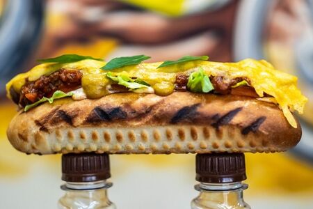 Хот-дог с соусом болоньезе