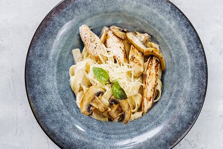 Феттуччине с курицей и грибами